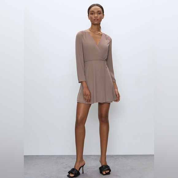 Aritzia Dresses & Skirts - Aritzia Babaton Optima Dress
